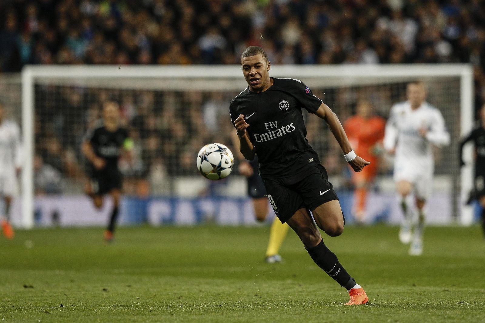 莱比锡3-1斯图加特，罗慕洛、迪奥曼德破门，努贝尔超级失误（莱比锡3-1击退斯图加特：罗慕洛、迪奥曼德建功，努贝尔送大礼）