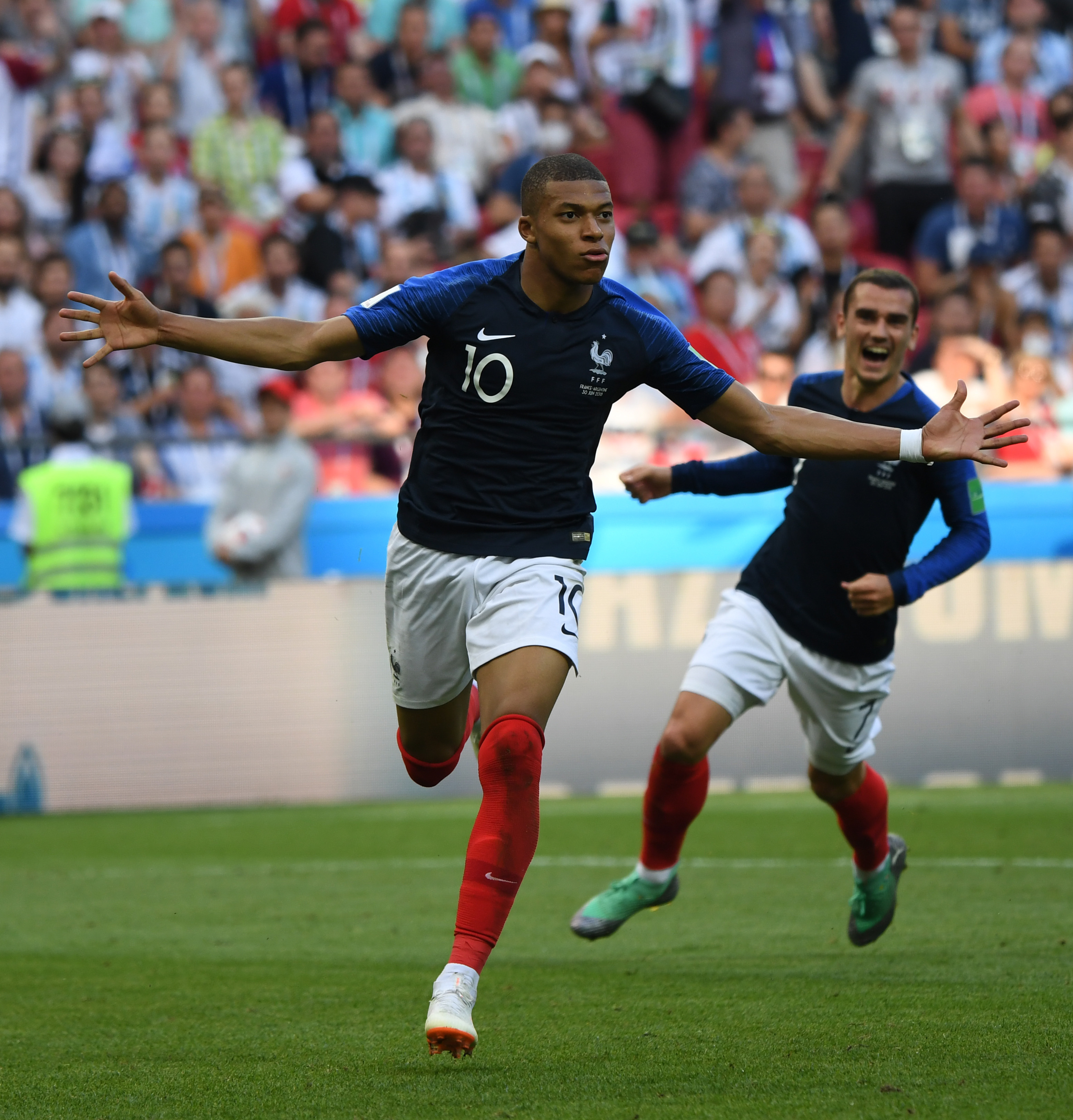 意媒：如果接受降薪，目前年薪600万欧的佩7可能与罗马续约（意媒：佩7年薪600万欧，若同意降薪或将与罗马续约）