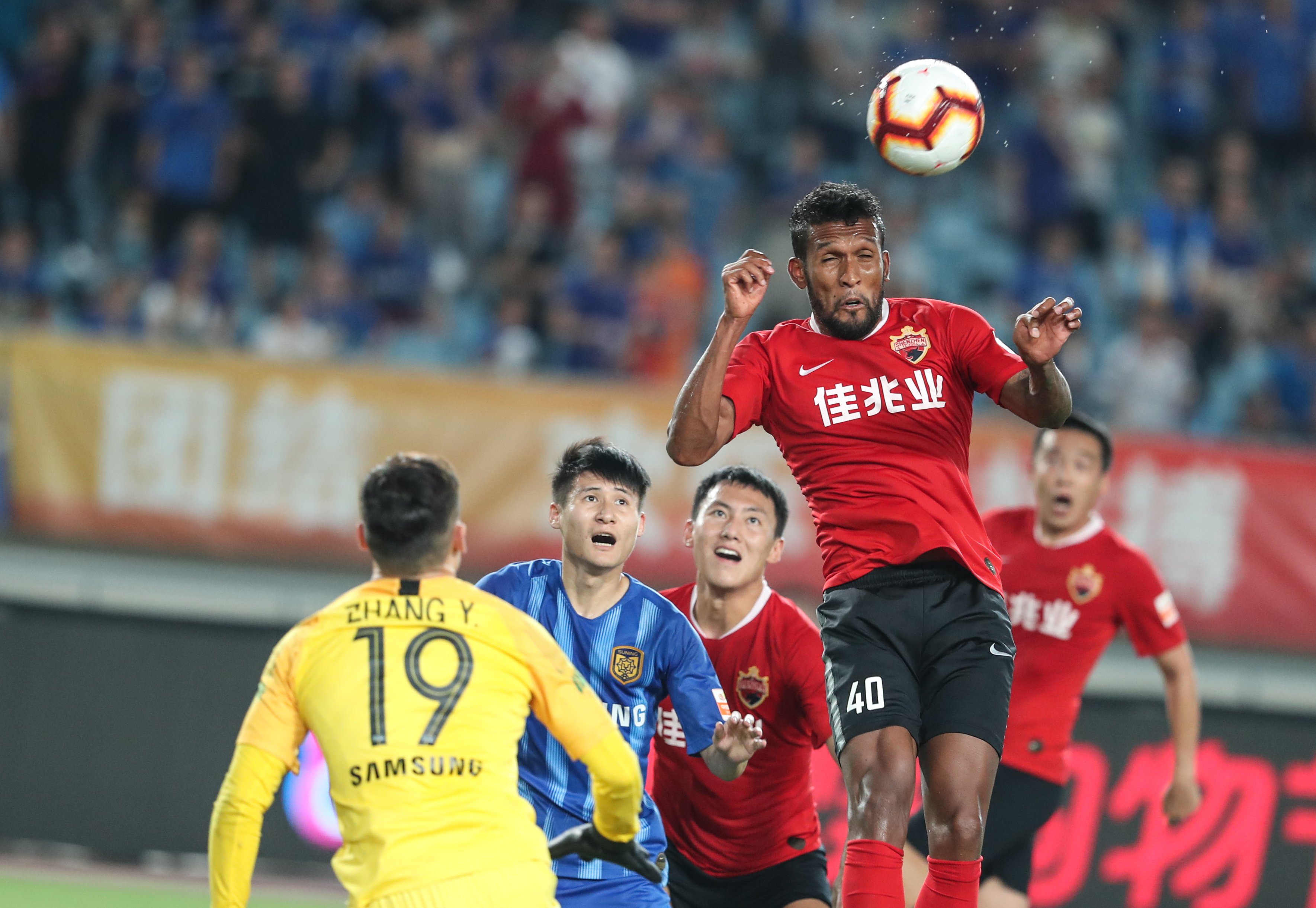 图片报：西蒙斯因抱怨颈痛缺席昨日合练，很可能缺战今日比赛（图片报：西蒙斯昨因颈痛未参加合练，今日比赛恐将无缘）