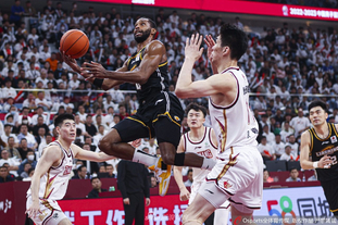 上场还早！广东新援走路一瘸一拐 首秀时间未知（登场尚早！广东新援仍在恢复，首秀时间待定）