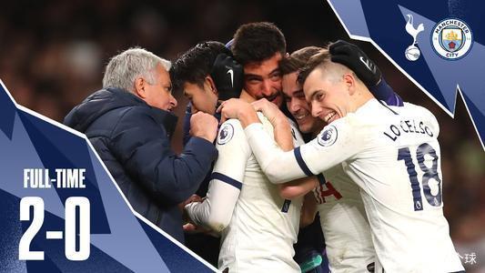 毛彪附体！四川一高校辅导员单刀面对大空门滑倒滚进球网（四川高校辅导员单刀面对空门失足，连人带球滚入球网）