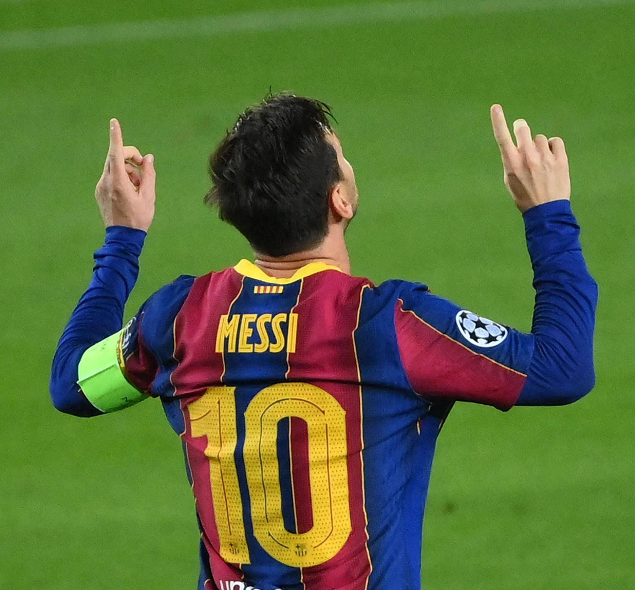 阿斯报：巴萨后卫埃里克·加西亚，未来三场仍将佩戴面罩出战（阿斯：埃里克·加西亚未来三战仍将佩戴面罩为巴萨出战）