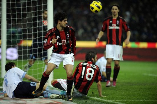 ATP年终总决赛：阿尔卡拉斯2-1逆转，基本锁定出线权，辛纳急了！（ATP年终总决赛：阿尔卡拉斯2-1翻盘，出线几乎锁定，辛纳显得着急）