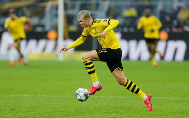 滇超联赛昆明队抵保山获赠小粒咖啡非遗周边（滇超昆明队抵达保山，获赠小粒咖啡非遗文创周边）