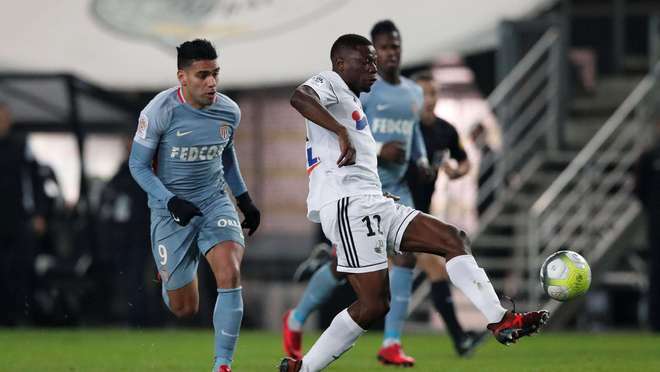 泰山93届5将指望不上了，张弛+郑铮参加教练培训班 无缘国字号后卫（泰山93梯队五将难再倚重，张弛、郑铮转入教练培训，无缘国字号后防）