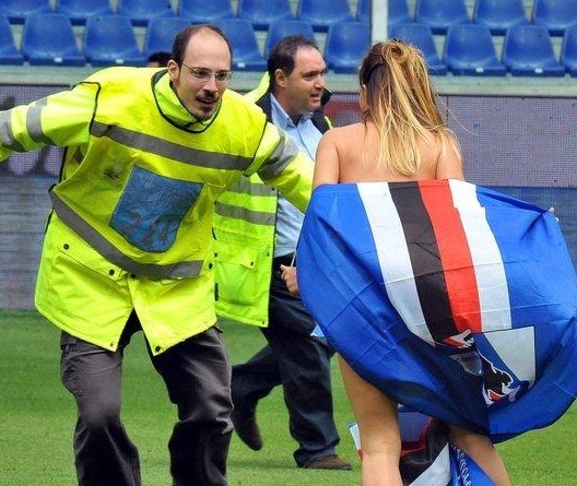 巴萨王者归来！费兰托雷斯帽子戏法领衔三连胜，欧冠复仇战即将打响（巴萨重回巅峰！费兰托雷斯戴帽率队豪取三连胜，欧冠复仇战在即）