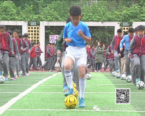 门将扑出点球，全场掌声雷动（门将神勇扑点，全场掌声如潮）