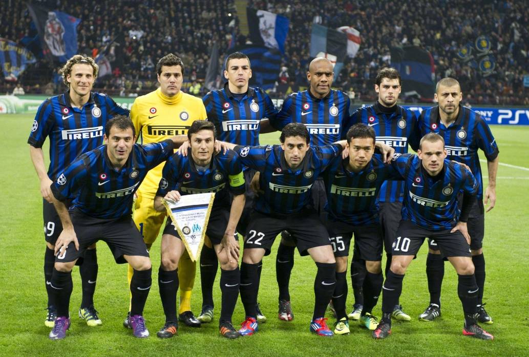 港队主场战新加坡，新加坡球员伤退时担架工作人员忍不住庆祝（港足主场对阵新加坡 客队球员伤退时担架员竟欢呼）