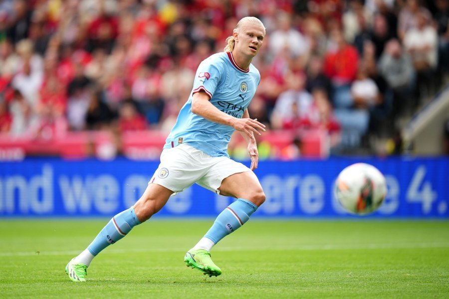 德转列中锋身价榜：哈兰德1.8亿欧居首，姆巴佩第二（德转中锋身价榜：哈兰德1.8亿欧领跑，姆巴佩居次）